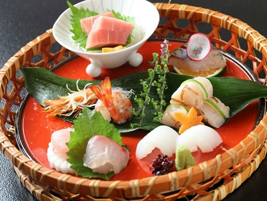 四季折々の味覚、色彩、香り—。会席を通じて届けます