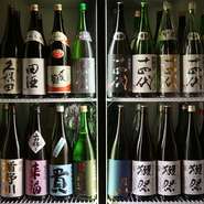 【汐菜】では、日本料理によく合うアルコールを各種ご用意。日本各地のプレミア地酒をはじめ、焼酎、ワイン、ビールなど、お客様のお好みでどうぞ。長野リンゴや四国みかんを使った100％ストレートジュースも。