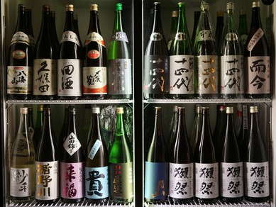 日本酒通も唸る、およそ100本の地酒やワインのラインナップ