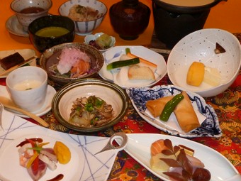 飲み放題（90分）が付いたベーシックプラン
お料理全8品
気の合う仲間やご家族でどうぞ