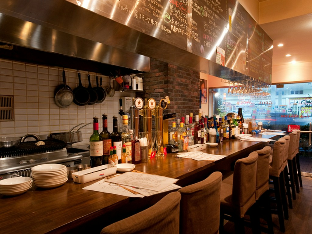 シェフの手仕事を眺めながら、一人ゆったりとお酒や料理を堪能