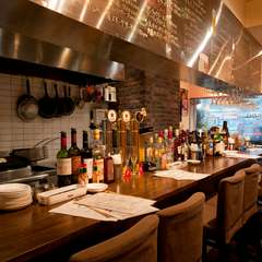 シェフの手仕事を眺めながら、一人ゆったりとお酒や料理を堪能