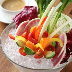 彩り豊かなフレッシュ野菜をたっぷり堪能！　『農園直送バーニャカウダ』