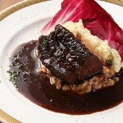 柔らかく味わい深い『国産牛ホホ肉の赤ワイン煮込み』