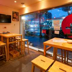 大きなガラス窓が開放的。女性が入りやすい温かみが感じられます