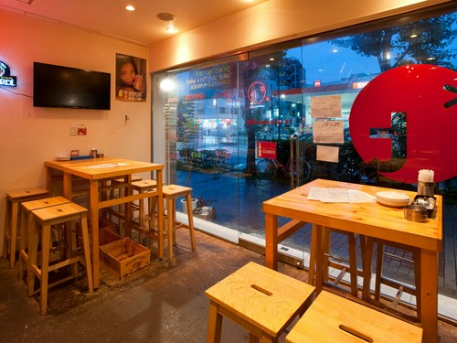 大きなガラス窓が開放的。女性が入りやすい温かみが感じられます