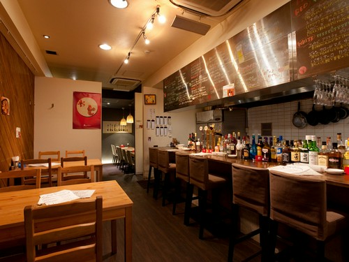 一人でも過ごしやすいカウンターは8席