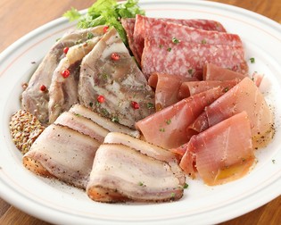 様々な肉の旨みを味わえる『肉プレート』