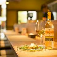 ワイン好きな女性が集まれば是非、【自由が丘マリスコス】へ。信頼のおけるインポーターが季節にあわせて厳選したワインにネオビストロ料理でお待ちしております。