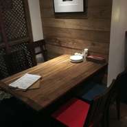 店主が自らの足で各地を巡り、旨いと感じた食材達と豊富なワイン。落ち着いた店内で肩肘張らず、ゆっくり・ゆったりと美味し食事を楽しむ。そんなひと時をご提案致します。