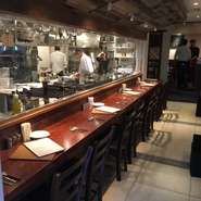 あくまでも主役はお客様。お客様の大切な時間を壊さないように、さりげない目配せを心がけています。こだわりの食材でシェフが生み出す、美味しい料理の数々をお楽しみ下さい。