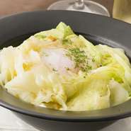 蒸した熱々キャベツを出し醤油で！半熟玉子とマゼマゼ。