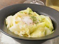 蒸した熱々キャベツを出し醤油で！半熟玉子とマゼマゼ。