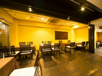 お洒落で洗練された空間の中で、ワインを片手に盛り上がれます