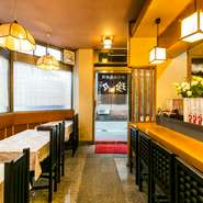 小岩の住宅街にひっそりと佇む隠れ家食堂。四川料理をベースに、黄革さんがレシピを考案して手がける家庭料理に出会えるお店。ここでしか味わえない料理が人気を呼んでいます。