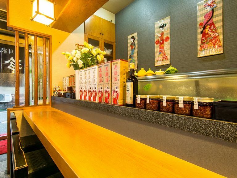 カウンター席でゆっくりと評判の味を堪能してみては