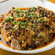 四川料理の定番。ニンニクとショウガ、ラー油が豚肉にからんだ旨みは病み付きになります。