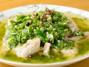 田舎風蒸し鶏に旬の青唐辛子をかけた『家郷鶏（ジャーシャージ）』