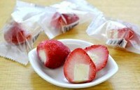 いちごに連祐アイスを詰めました