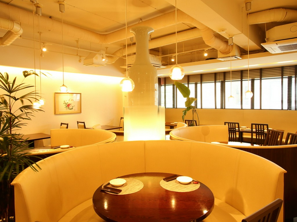 隣り合って鍋を囲む円卓席でふたりの距離を縮める