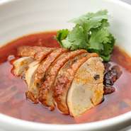 本場そのままの味を、日本の食材で表現した人気メニュー。岩手県の朝締めの合鴨を使用。鴨の骨や身でスープをつくる逸品です。