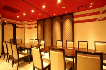 仲間同士でゆったりと。料理と会話を楽しむひと時に