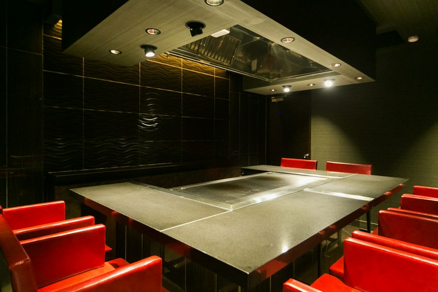 黒と赤のコントラストが、高級感を際立たせ、料理にアクセントを