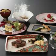 仙台牛をはじめ、新鮮魚介など高級食材を目の前の鉄板にて熟練の調理人が美味しく焼き上げます。
特別な日に最適の空間をご提供いたします。