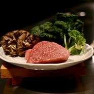 最高級品質として名高い『仙台牛』は、甘みが強く、上質な赤身と脂身が特徴的。誰もが一度食べたら忘れられないその希少価値の高いお味は、各種コースでじっくり味わえます。お供には、ぜひ地酒をどうぞ。