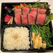 黒毛和牛を低温でじっくり焼き上げたやわらかいローストビーフをお弁当にしました。※ご注文は1個から　ご注文受付日：水曜日～金曜日　前日までの要予約となります。　
