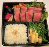 黒毛和牛を低温でじっくり焼き上げたやわらかいローストビーフをお弁当にしました。※ご注文は1個から　ご注文受付日：水曜日～金曜日　前日までの要予約となります。　
