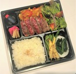 口の中でとろけるような柔らかい肉質の最高ランクA5仙台牛フィレ肉のステーキ弁当です。※ご注文は1個から　ご注文受付日：水曜日～金曜日　前日までの要予約となります。　　　
