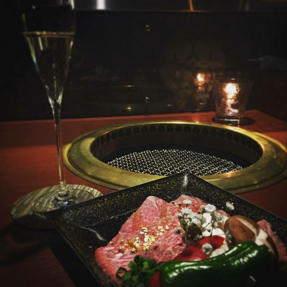 記念日の会食にぴったりの落ち着いた雰囲気が心地よい店内