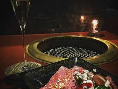 記念日の会食にぴったりの落ち着いた雰囲気が心地よい店内