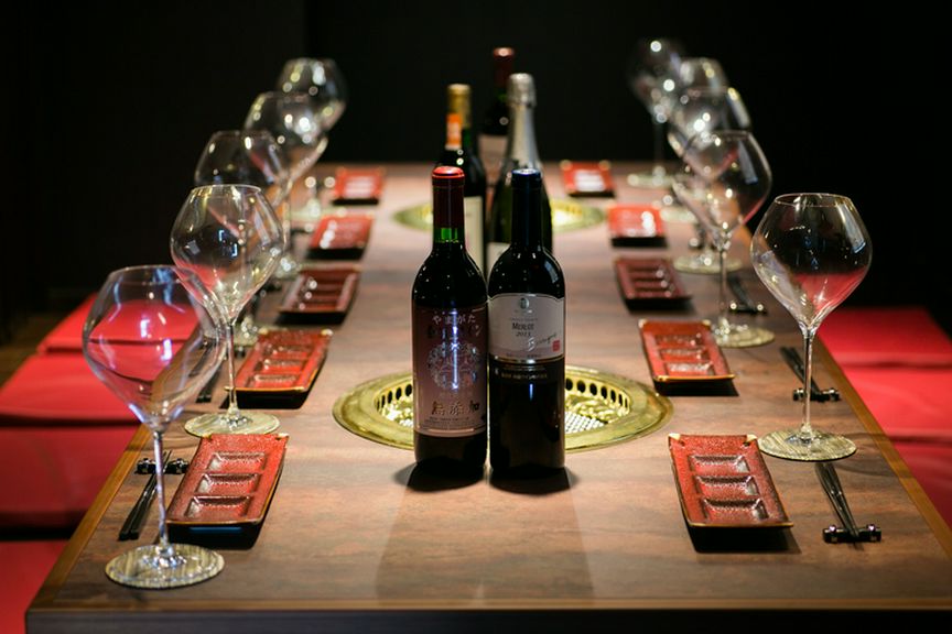 厳選山形牛とワインのマリアージュを堪能できる大人の空間