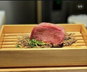 牛タンを塊のまま贅沢に
焼き上がったら寝かせて旨みを凝縮