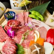 赤身のサシの美しさと盛り付けにこだわった特選山形肉の盛り合わせ。いろいろな部位を楽しめるおすすめの一皿です。
