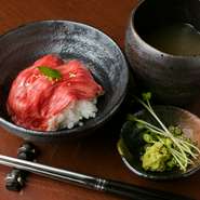 熱々のお茶を注ぐと、肉汁がじわりと広がります。薬味をのせるとより一層おいしくいただけます。