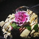 バニラアイス、クリームチーズ、自家製ジャム、クラッカーを冷えた器で混ぜて頂き、アイスを作っていただきます。