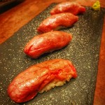 肉の握り…魚にも負けない旨味。ごはんとの相性は言うまでもなく◎!!