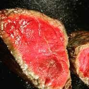 カットされていない塊のお肉をドドンと網の上へ！そのままかぶりついてもよし、店員に頼めばカットしてお持ちいたします。夢のようなひと時をお過ごすください。