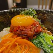 山形牛のもも肉を使用したユッケを石焼ビビンバの上に贅沢に乗せて最高の一品に・・・