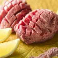 牛一頭から一本（一人前）しか取れない希少部位「芯タン」。噛むほどに、内側から油が染み出してきます。【火輝　極】では、独自のルートによって珍しい部位を仕入れることに成功しています。