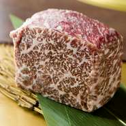 山形牛の雌牛は、懇意にしている精肉店から部位ごとに仕入れています。そのため、細かなサシが入った塊肉もリーズナブルな価格での提供が可能に。綺麗な山形牛の塊肉を、ぞんぶんにお楽しみいただけます。