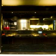 カウンター席にも焼き台が設置されています。そのため、カウンターでの焼肉デートはいかがでしょう？　隣同士に座ることが出来るため、自然にふたりの距離も近づくはず。