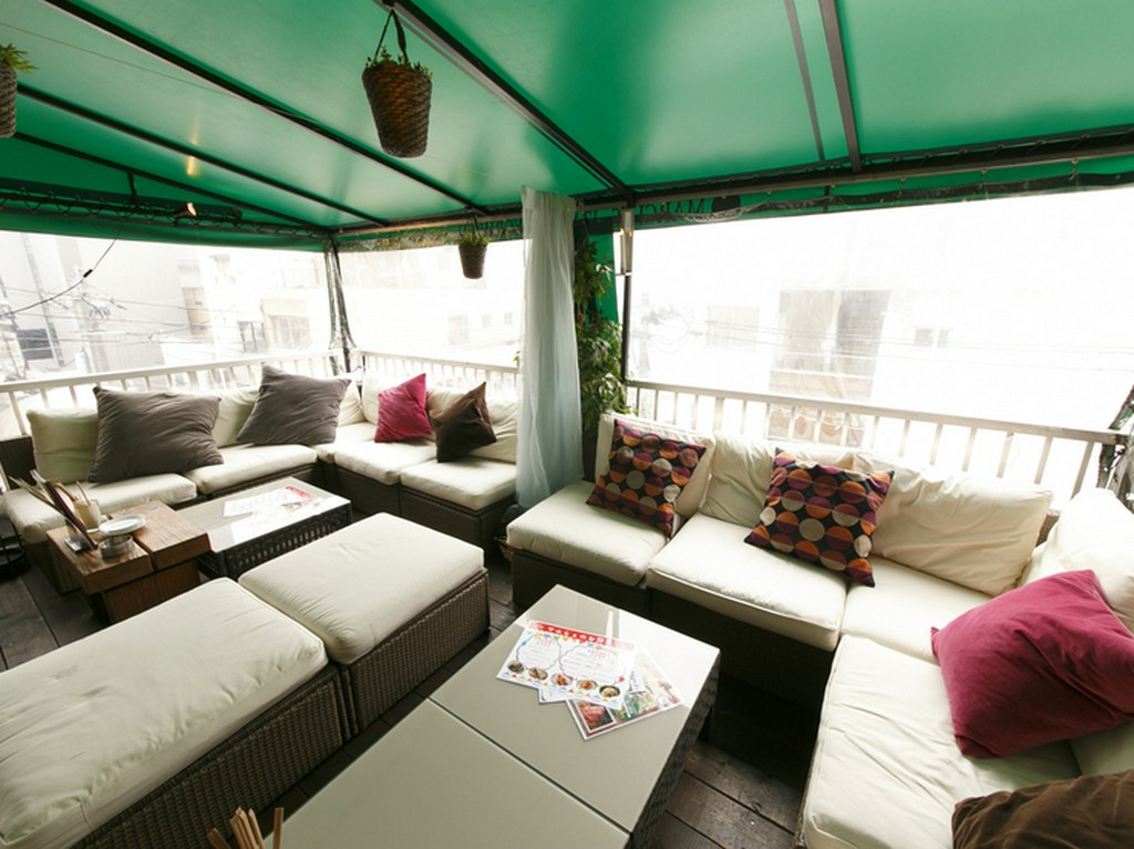 オープンエアーで楽しむお酒は格別、ソファータイプのテラス席