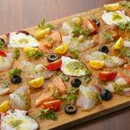 季節の新鮮な魚介類を美味しいイタリアンで。たっぷりと盛り付けられた旬の味を召し上がれ。