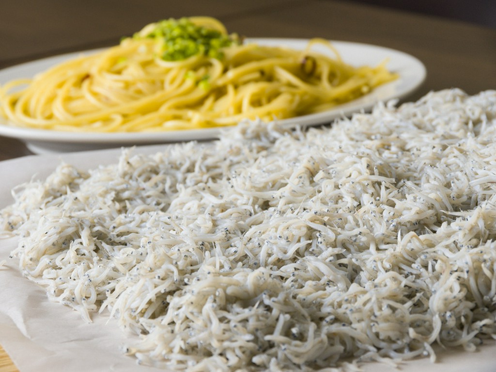 そびえ立つ山のような『名物！　シラスのペペロンチーノ』