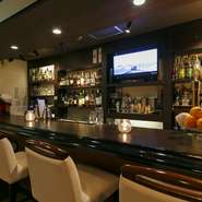 この道25年のマスターと差し向かって座る、カウンターが特等席。その人柄もさることながら、好みに応じてつくってくれるドリンクも評判です。カップルの来店もおすすめで、さり気ないエスコートも期待できます。