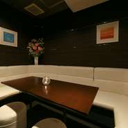 店内には8～10名で座れるソファ席があるので、グループでの利用にも最適。最大15名を収容するスペースもあり、5名からの貸切にも応じてくれるので、ぜひアクセスしてみたい。